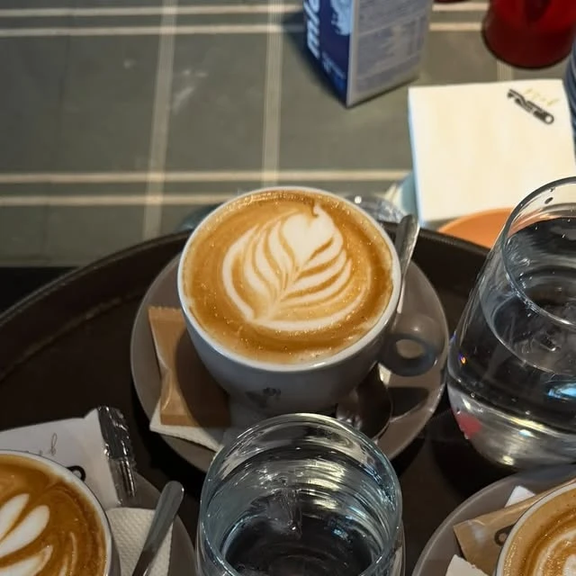 Kafa sa latte artom poslužena u Operi