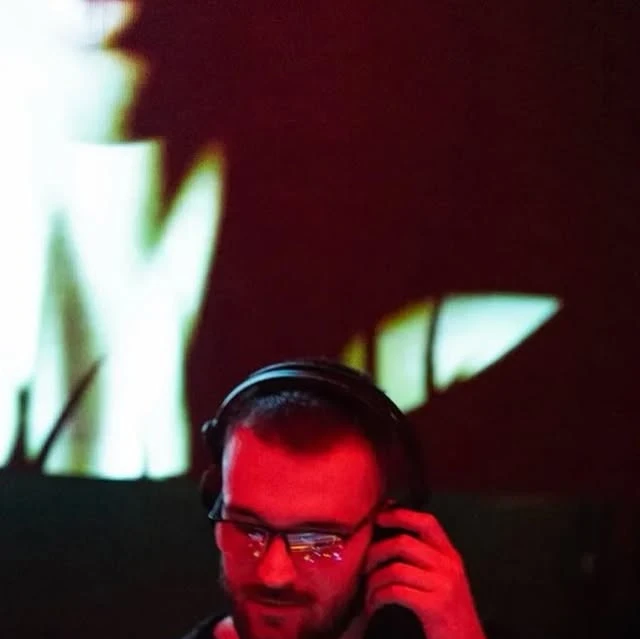 Toma Mišić za DJ pultom na fotografiji sa profila Opera Gold