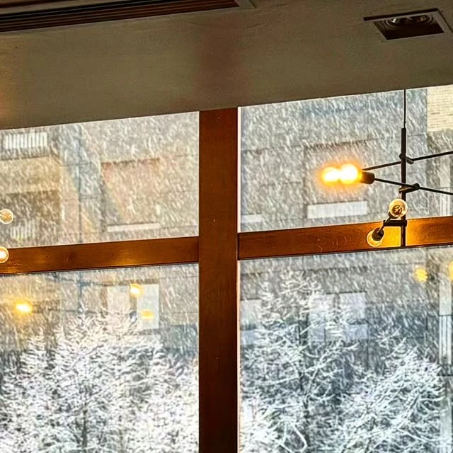 Topla svetla i pogled kroz prozor Opere